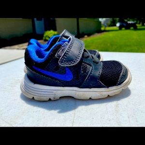 Boys 4 Nike tennis shoes